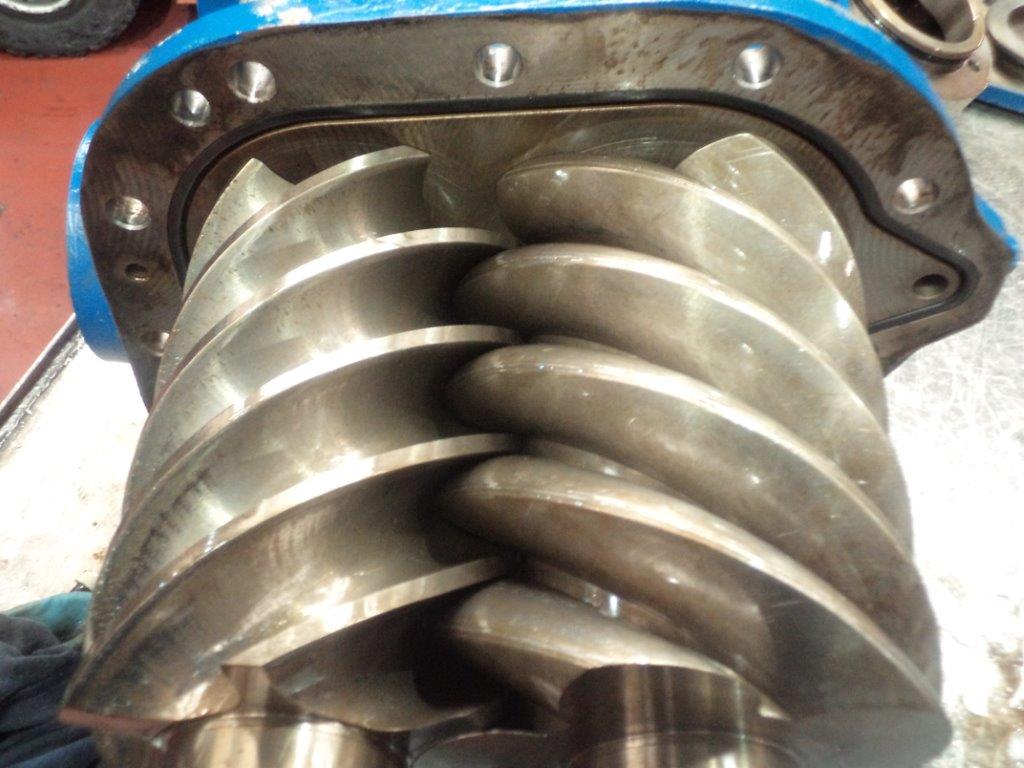 Rotores de tornillo retirados del compresor para ser reparado