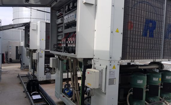 Enfriadoras blancas de 400 kw con paneles abiertos durante el mantenimiento de refrigeración de proceso